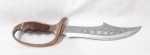 CUTELARIA / FACAS - CHALIMEX U.S.A. - Uma faca de pesca/ caça, com lâmina em aço inoxidável, punho em metal com acabamentos reproduzindo madeira, marcada na lâmina, bainha em couro, medindo: 25,5 cm de comprimento (sem a bainha).