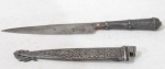 METAL PRATEADO - Faca gaúcha, de coleção, confeccionada em metal espessurado a prata, cabo e bainha cinzelados com riqueza de detalhes, ornamentados com motivos vegetalistas em relevo, lâmina em aço inoxidável. Medida: 18 cm de comprimento total com a bainha.