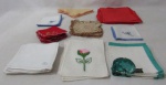 CAMA E MESA - Lote contendo quarenta e cinco (45) itens, sendo toalhinhas, guardanapos, cobre pães, jogo americano, confeccionados em variados tipos de materiais como tela sintética, algodão, linho, linha, cambraia, voil, de cores, tamanhos e decorações diversos, sendo a maioria bordados; usados, alguns com mancha e defeitos. Vide fotos.