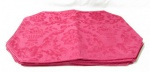 CAMA E MESA - Jogo americano com seis (6) peças confeccionadas em tecido na cor rosa, bordado floral industrial, formato retangular com cantos chanfrados, medindo: 47,5 cm de comprimento x 33 cm de largura.