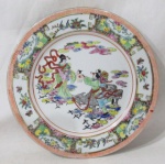 PORCELANA MADE IN CHINA - Um prato decorativo em porcelana oriental vitrificada branca, decorado com cenas do cotidiano, motivos vegetalistas e zoomórficos em rica policromia realçados à ouro, marcado no fundo, conforme foto extra, medindo: 26,5 cm de diâmetro.