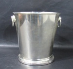 METAL PRATEADO - 36 GRS - Grande balde para gelo em metal espessurado a prata, com alças circulares articuladas nas laterais, marcado no fundo, conforme foto extra, medindo: alt 22 cm x diam 20,8 cm.
