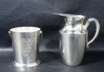 METAL PRATEADO - WOLLF - BELPRATA - Lote contendo duas peças em metal espessurado a prata, sendo: A) uma jarra para suco/ água, com alça curva e bico dosador, medindo: alt 20 cm x larg total 18 cm; B) um balde para gelo, bojo com primorosa ornamentação cinzelada, alça articulada, possui aparador de gelo interno, medindo: alt 14 cm x diam 11,7 cm. Peças marcadas no fundo, conforme fotos extras.