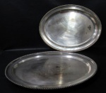 METAL PRATEADO - Duas travessas ovaladas para baquete em metal espessurado a prata, com bordas ricamente trabalhas com perolados. Medidas: 54,5 cm de comprimento x 41 cm de largura. Necessitam de banho.