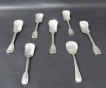 METAL PRATEADO - Lote contendo sete (7) antigas colheres em metal espessurado a prata, sendo cinco para sobremesa e duas para açúcar, cabos cinzelados com frisos, marcadas na parte posterior dos cabos. Medidas: maior 14,5 cm de comprimento/ menor: 11 cm de comprimento.