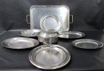 METAL PRATEADO - Lote contendo oito (8) peças em aço inoxidável nobre das manufaturas FRACALANZA e MERIDIONAL, com tamanhos e formatos diversos, sendo: seis travessas, das quais quatro são ovaladas (três rasas e uma funda), e duas são redondas; uma terrina com reversível para travessa e uma bandeja retangular com cantos abaulados. Peças marcadas na parte posterior das bordas. Medidas: maior: comp total 54,5 cm x larg 32,5 cm/ menor: comp 25 cm x larg 17 cm. Apresenta marcas de uso/ tempo.