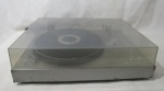 ELETRÔNICOS - Antigo Toca Discos da marca CCE, Modelo: DD-6060M, Direct Drive System, AC - 110/220V - 50/60Hz, Produzido na Zona Franca de Manaus, com tampa em acrílico que encontra-se quebrada. Não testado e sem garantias de funcionamento. Medidas: 14 cm de altura x 48 cm de comprimento x 36 cm de largura.