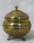 BRONZE - PRATEL - Belíssima e antiga bomboniere em bronze dourado, adornada com rico cinzelado de folhagens em relevo, pega da tampa em formato de pinha, apoiada sobre quatro pés curvos, marcada no fundo. Medidas: alt total 18,5 cm diam da borda 13,3 cm. Com marcas do tempo
