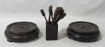 DIVERSOS - Par de peanhas e doze (12) espetos para petiscos em seus suporte, confeccionados em madeira. Medidas: peanhas: 3,8 cm de altura x 10,5 cm de diâmetro da borda/ espetos: 10 cm de comprimento. Peanhas marcadas MR INDUSTRIA ARGENTINA no fundo. Possui marcas de uso.