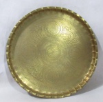 BRONZE - Um prato medalhão de parede em bronze dourado, com primorosa ornamentação cinzelada de motivos florais e geométricos ao centro, medindo: 36,5 cm de diâmetro.