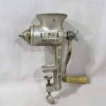 DIVERSOS - Antigo moedor de carne confeccionado em ferro, da manufatura ALPHA EXPORT, Nº 3, com manivela e pega em madeira, bocal alargado e encaixe para fixar em superfícies. Medidas: 30 cm de altura total x 12 cm de comprimento do bocal x 10,5 cm de largura do bocal. Com marcas do tempo.