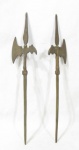 BRONZE - Par de réplicas de alabardas confeccionadas em bronze, medindo: 39,5 cm de comprimento. Alabarda é uma arma antiga composta por uma longa haste. A haste é rematada por uma peça pontiaguda, de ferro, que por sua vez é atravessada por uma lâmina em forma de meia-lua (similar à de um machado), com um gancho ou esporão no outro lado. Está incluída na categoria de armas de cabo longo, que se tornaram mais conhecidas no século XVI.