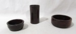 DIVERSOS - Um copo e dois bowls confeccionados em madeira nobre, em formato circular, medindo: maior 11 cm de altura x 5,7 cm de diâmetro/ menor: 3,5 cm de altura x 7,8 cm de diâmetro. Com sinais de uso.