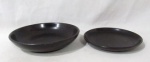 DIVERSOS - Uma fruteia/centro de mesa e um prato um raso, confeccionados em madeira nobre, medindo: maior 20 cm de diâmetro/ menor: 16,7 cm de diâmetro. Com sinais de uso.