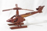 DIVERSOS - Helicóptero confeccionado em madeira de modo artesanal. Medidas: 14 cm de altura x 31 cm de comprimento, aproximadamente. Necessário fixar a hélice.