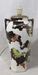 ABAJUR - ROYAL NIPPON - Antigo abajur para uma lâmpada, confeccionado em faiança vitrificada e ricamente policromada, belamente decorado com borboletas, bojudo, base em forma geometrizada sextavada, marcado no fundo, medindo: 37 cm de altura x 10 cm de largura da base. Não testado e sem garantias de funcionamento.