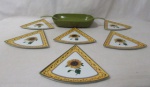 DIVERSOS - GOYANA MELCROME / MADE IN CHINA - Lote contendo nove peças confeccionadas em melamina, sendo: A) uma saladeira com duas colheres na cor verde, medindo: alt 6 cm x comp 29,5 cm; B) seis pratos para pizza decorados com girassóis, medindo: comp 22 cm larg 22 cm. Peças marcadas no fundo.