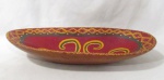 DIVERSOS - Centro de mesa em madeira, em feitio de canoa, pintado à mão com tinta mista, com ornamentação de motivos geométricos, medindo: alt 9 cm x comp 50,5 cm x larg 20,5 cm.