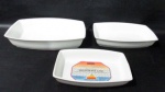 PORCELNA POZZANI - Três formas refratárias em porcelana vitrificada branca, em tamanhos distintos, marcadas no fundo, medindo: maior: alt 6 cm x comp 31,5 cm x larg 20,5 cm/ menor: alt 4 cm x comp 23 cm x larg 15 cm. Em ótimo estado! Vide fotos!