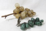 OBJETOS DECORATIVOS - Dois cachos de uvas decorativos confeccionados em pedras, sendo um em Ágata na cor verde, e outra. Med.: maior: 31 cm de comprimento/ menor: 19 cm de comprimento, aproximadamente.
