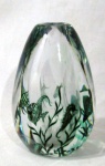 MURANO - Belíssimo vaso decorativo em murano, ricamente elaborado com interior reproduzindo fundo do mar, medindo: 16 cm de altura. Possui bicado na base, conforme foto extra.
