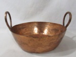 COBRE - Antigo tacho com alças confeccionado em cobre. Medidas alt 12 cm x larg total (de alça a alça) 39 cm x diam 34,4 cm. Com marcas do tempo/ sinais de oxidação.