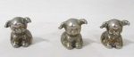 METAL PRATEADO - Três graciosos pesos de papel em metal espessurado a prata representando cachorro, medindo: 4 cm de altura.