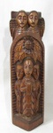 ARTE POPULAR - JUNIOR TE PIAUÍ 82 - Escultura em madeira, entalhada à mão, representando "Anjos e Freis", assinada e datada na parte posterior, medindo: 45 cm de altura x 13 cm de comprimento da base.