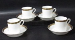 PORCELANA RICHARD GINORI - Quatro xícaras para café com seus respectivos pires, em porcelana vitrificada branca, design italiano, bordas adornadas com exuberante faixa em gravação legitima feita à ouro, alças vazadas e arrematadas com filetes dourados, marcados no fundo. Med.: xícaras: alt 5,5 cm x diam 5 cm/ pires: diam 10,5 cm.