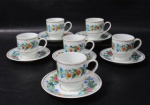 PORCELANA SCHMIDT - Seis xícaras para café com seus respectivos pires, em porcelana nacional vitrificada branca, pintados à mão, decorados com guirlandas de flores e folhas em rica policromia dentre arabescos circundantes em pintura à ouro, alças vazadas, marcados no fundo. Med. xícaras: alt 5,8 cm x diam 5,5 cm/ pires: diam 11,3 cm.