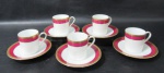 PORCELANA BAVARIA - Cinco xícaras para café com seus respectivos pires, em porcelana alemã vitrificada branca, bordas ornamentadas com faixas na cor rosa, gravação legitima e filete à ouro, alças vazadas arrematadas com friso dourado, marcados no fundo. Med. xícaras: alt 5,8 cm x diam 5,5 cm/ diam 12,5 cm. Um com alça colada. Vide fotos extras.