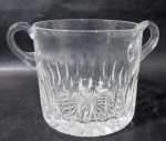 CIRSTAIS - Belíssimo balde para gelo em pesado cristal translúcido, bojo adornado com lapidação dita dedal, com fundo estrelado, medindo: 11,5 cm de altura x 12,5 cm de diâmetro.