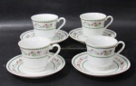 PORCELANA REGENT CHINA - Quatro xícaras para café com seus respectivos pires, em porcelana chinesa vitrificada branca, decoradas com guirlandas de flores e folhas em policromia, alças vazadas, marcados no fundo. Med. xícaras: alt 5,5 cm x diam 6,5 cm/ pires: diam 12 cm. Dois pires possui bicados nas bordas. Vide fotos extras.