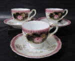 PORCELANA - Três xícaras para café com seus respectivos pires, em fina porcelana vitrificada branca, pintados à mão, com luxuosa decoração de flores e folhas em policromia realçadas com vasta douração, guirlandas de volutas e arabescos, filetes e frisos em pintura à ouro, bordas movimentadas e adornadas com faixas na tonalidade rosa, alças vazadas, apoiadas sobre pé bolacha, marcados no fundo. Med. xícaras: alt 5,5 cm x diam 6,2 cm/ pires: diam 11,5 cm. Apresenta falhas na pintura.