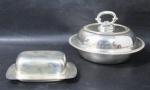 METAL PRATEADO - Duas peças em metal espessurado a prata, sendo: A) uma manteigueira da manufatura BELPRATA; B) uma legumeira com tampa reversível, com bordas trabalhadas com canelados em espiral, pega da tampa de encaixe finalizando em volutas. Medidas: maior: alt total 14 cm x diam 23,5 cm/ menor: alt total 6 cm x comp 17,5 cm x larg 10,3 cm. Em ótimo estado!