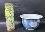 PORCELANA - Um vaso cilindro e um cachepot em porcelana vitrificada branca, ricamente decorados com motivos vegetalistas em exuberante policromia. Medidas: vaso: alt 23 cm x diam 6,5 cm/ cachepot: alt 12 cm x diam 20 cm.