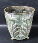 METAL DOURADO - Um vaso decorativo em metal dourado patinado, ricamente trabalhado com flores de acanto em relevo, base tripoide com pés em garras, medindo: 21 cm de altura x 19 cm de diâmetro.