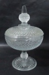 VIDRO - Belíssima compoteira em vidro dito bico de jaca, com pega da tampa e haste facetadas com expansão em forma globular, sobre base circular com fundo estrelado. Medidas: 24 cm de altura total x 14,5 cm de diâmetro da borda. Em perfeito estado!