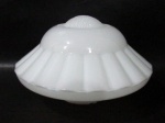 VIDRO- Uma cúpula em vidro opalinado na cor branca, com moldagem dita "cogumelo". Medidas alt 15 cm x diam de encaixe 10 cm. Com bicados na borda, vide foto extra.