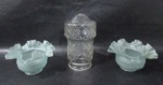 VIDRO - Três cúpulas para luminária confeccionadas em vidro, sendo: A) duas foscas na cor azul bebê, moldadas com canelados em espiral e bordas embabadadas; B) uma translúcida ricamente lapidada com motivos geométricos losangonais. Medidas: maior: alt 18 cm x diam de encaixe 7,9 cm/ menor: alt 8,8 cm x diam de encaixe 5,5 cm. Com ínfimos bicados nas bordas.