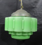 USTRES - Delicado lustre pendente em vidro opalinado na cor verde, com moldagem dita "flor", com estrutura em metal, acompanha corrente e plafonier do teto. Medidas: 110 cm de altura x 23 cm de largura, aproximadamente. Possui um rachado na base, conforme foto extra.