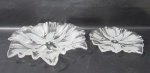 CRISTAIS - Duas bases para fruteira/ centro de mesa em demi cristal translúcido, moldado em feitio de flor, com decorações jateadas. Med. maior: 32,5 cm de diâmetro/ menor: 22 cm de diâmetro, aproximadamente.