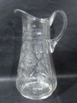 CRISTAIS - Grande e diferenciada jarra para água/ suco em fino cristal translúcido, com profusa lapidação ditas dedão, estrelas, palmas, caneluras e pingos de diamantes, alça e bico repuxados. Medidas: 31 cm de altura x 18,5 cm de largura total. Em perfeito estado!