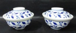 PORCELANA - Par de bowls com tampa em porcelana vitrificada branca, ricamente decorados com ramagens de folhas, filetes e frisos em monocromia na tonalidade azul, medindo: alt 10 cm x diam 13,8 cm.