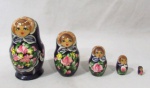 COLECIONISMO - Cinco bonecas russas, Matrioskas, confeccionadas em madeira, em tamanhos distintos e agrupadas uma dentro da outra, da menor até a maior, ornamentadas com pintura em rica policromia feita à mão. Medidas: maior: 11 cm de altura/ menor: 1,5 cm de altura.