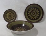 PORCELANA LYTTON STONEWARE JAPAN - Uma tigela, um prato raso e um prato para sobremesa, em porcelana japonesa vitrificada nas tonalidades branca e marrom, decorados com largas faixas e figuras reproduzindo flores na tonalidade amarela, marcados no fundo. Medidas: maior: alt 7,3 cm x diam 25 cm/ menor: diam 19 cm.