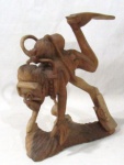 ESCULTURA - Escultura em madeira, ricamente entalhada representando Mergulhador, medindo: alt 25,5 cm x comp base 21 cm. Falta pedaço da madeira.