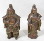 ESCULTURAS - Duas esculturas orientais em petit bronze, ricamente cinzelado representando "Musicista" e "Guerreiro", assinadas na parte posterior, conforme fotos extras, medindo: 16 cm de altura, aproximadamente.