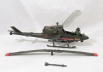 BRINQUEDOS ANTIGOS - HASBRO IND. INC. - Comandos em Ação - Jetcóptero de Combate em plástico rígido da marca HASBRO (1983), acompanha Batedor Anti Fogo. Med. 49 cm de comprimento, aproximadamente. No estado, possivelmente faltando componentes. Vide fotos.
