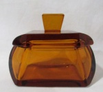 CRISTAIS - Belíssima caixa porta joias, estilo Art Nouveau, em cristal prensado na cor âmbar, medindo: alt total 15,5 cm x comp 17 cm x larg 11,5 cm. Possui um bicado na borda interna da tampa. Vide fotos extras.